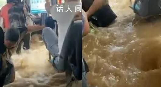 揚州暴雨積水倒灌公交沒過乘客大腿 對乘客的出行帶來了困擾