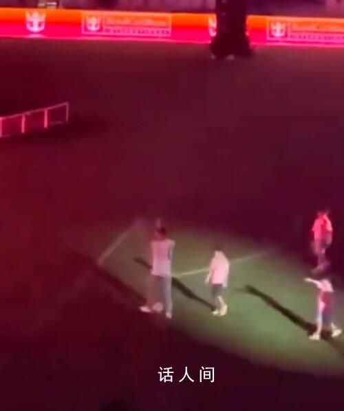 梅西亮相儀式上被兒子“穿襠” 現場觀眾歡呼聲不斷