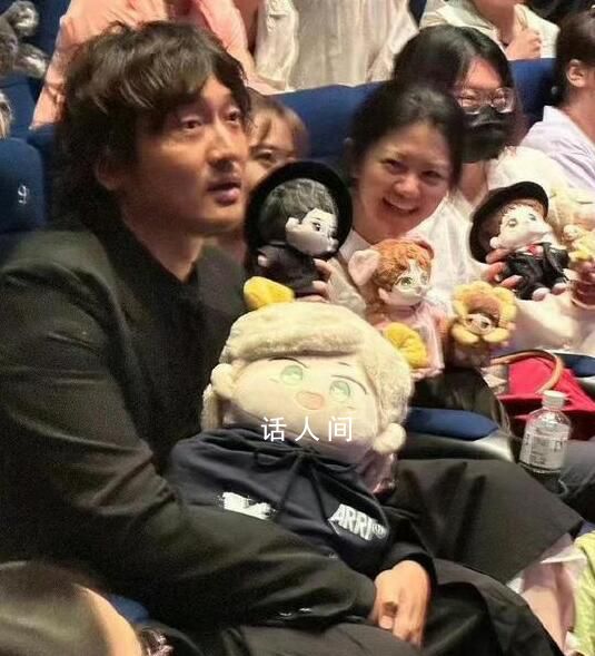 王傳君抱了好大一個(gè)棉花娃娃 引發(fā)了網(wǎng)友的熱議和關(guān)注