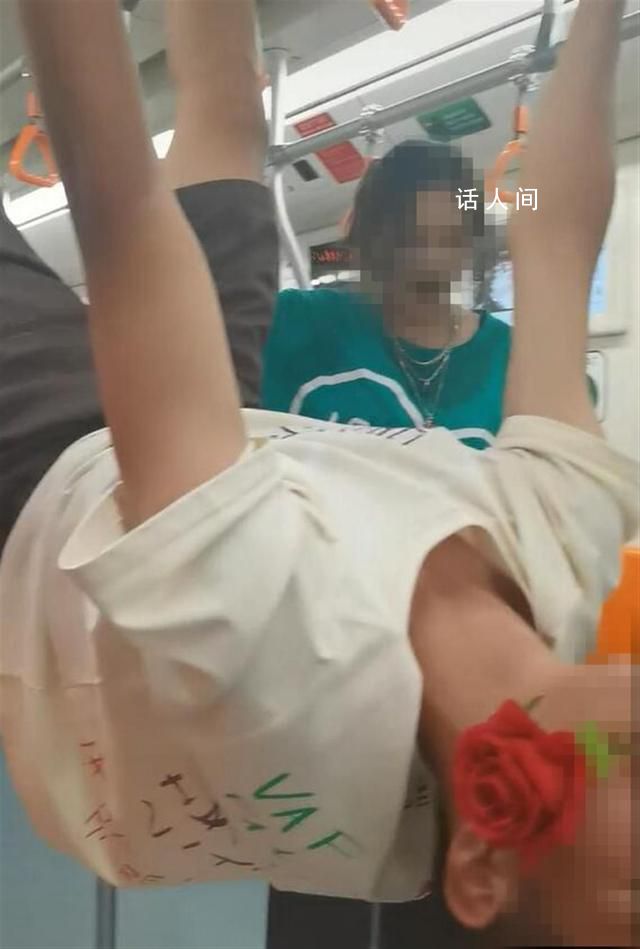 地鐵穿臟字T恤打鬧女子回應(yīng)質(zhì)疑 有乘客和網(wǎng)友對此表示不適