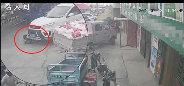 女孩蹲地玩耍遭suv撞倒碾壓 萬幸的是只是背部挫傷并無大礙