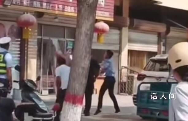 交警持木凳砸老人背部 警方調(diào)查
