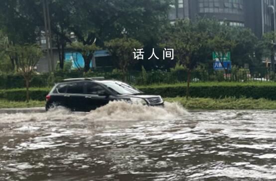 重慶暴雨開車如開船 暴雨導致路面積水嚴重