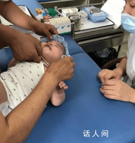 6個(gè)月寶寶為逃避抽血頑強(qiáng)裝睡 令人哭笑不得