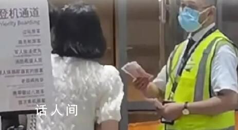 飛機延誤6小時發現金 乘客:消氣了