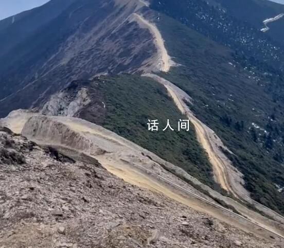 西藏林芝一越野車墜崖致4人遇難 20多人幫忙背出遺體