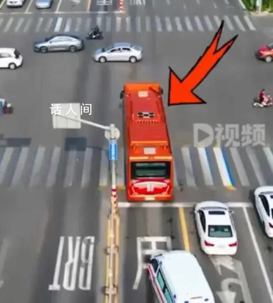 公交車闖紅燈10秒讓行救護車 目前正在接受進一步救治