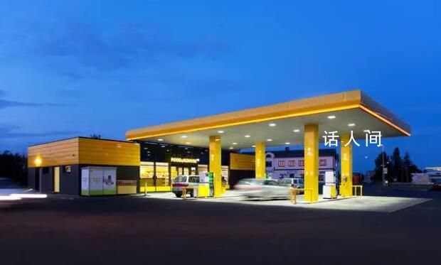 加油站汽油泄露 員工用身體堵住