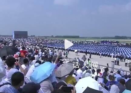 殲20飛行員揮手 航空展觀眾回應(yīng)