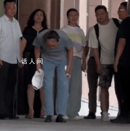 馮鞏出席活動遇群眾呼喊脫帽鞠躬 這一系列的舉動讓人看了心里舒坦