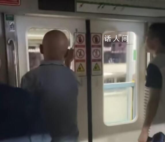 重慶輕軌故障大爺砸玻璃透氣 故障原因還在調查中