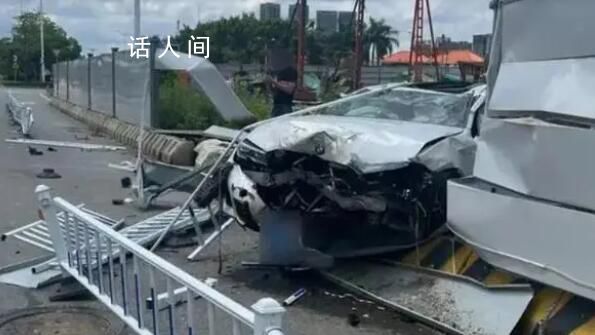 男子開車時(shí)跟老婆吵架車瞬間報(bào)廢 車身受損嚴(yán)重現(xiàn)場(chǎng)一片狼藉