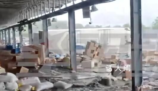 北京暴雨集配站被淹 快遞貨車被沖跑