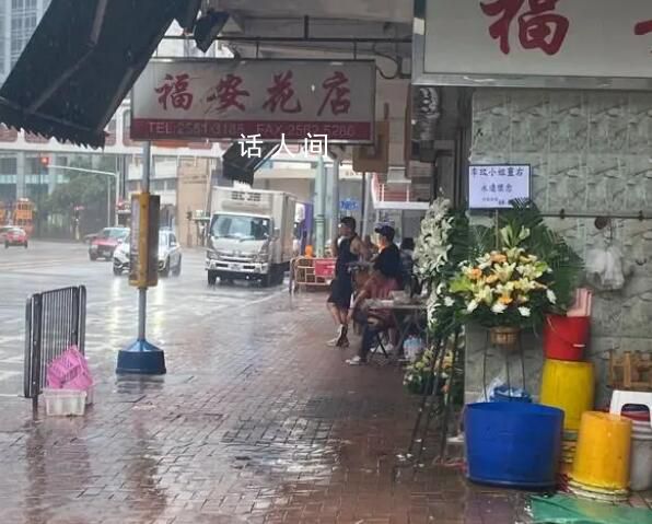 李玟遺體告別儀式今日舉行 已有不少歌迷冒雨前往花店預定花束