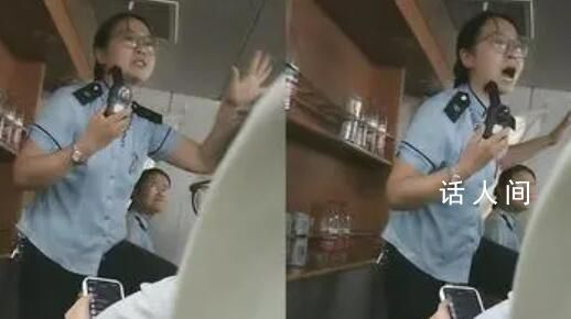 列車遇塌方延誤 乘務(wù)員哽咽安撫乘客