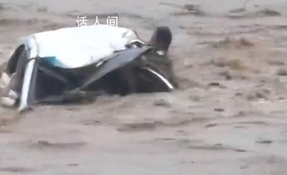 暴雨中河北邯鄲上演生死救援 一輛車輛陷入湍流河道情況十分危險