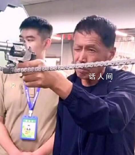 退役老人逛射擊館槍槍10環 連射五槍