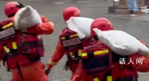 哈爾濱暴雨導(dǎo)致內(nèi)澇 中央大街排澇