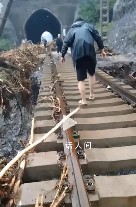 K396女乘客親述徒步走出山區(qū)脫險(xiǎn) 背著行李順著鐵軌穿越6個(gè)隧道