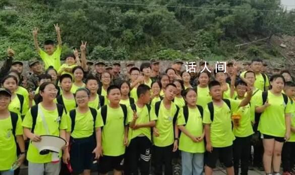 K396列車(chē)上44名學(xué)生徒步12公里脫困 安全從落坡嶺安置點(diǎn)走出