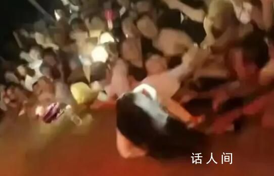 女歌手表演時被男觀眾拖下舞臺 警方已介入處理此事