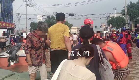 大巴司機突發(fā)疾病 連撞10多輛小車