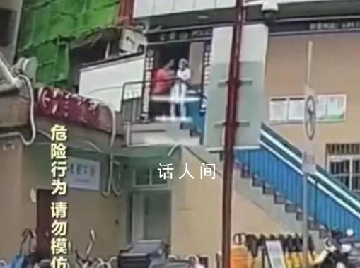 女子在樓梯上將護士推倒滾落 此事引起了網友們的廣泛熱議