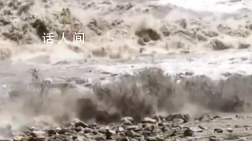 游客近距離觀潮岸上人提醒快跑 兩人仍淡定拍照