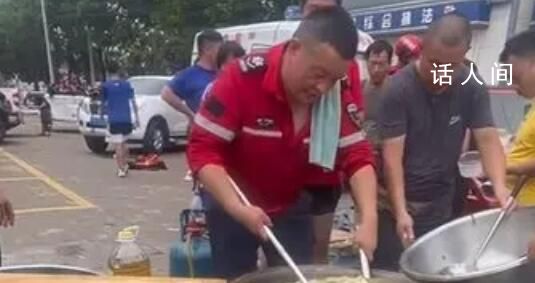 河南大哥涿州街頭4小時(shí)做13鍋燴面 網(wǎng)友：這面暖胃更暖心