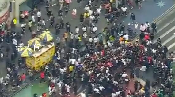 紐約爆發(fā)騷亂:人群向警方投擲石塊