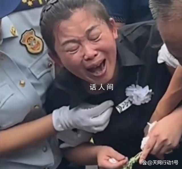 姐姐在烈士馮振墓前痛哭不愿離開 引發了現場所有人的關注和深思