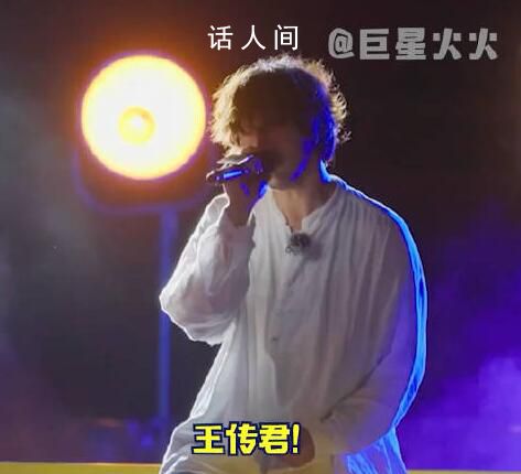易烊千璽同乘舞臺(tái)首唱是王傳君 易烊千璽王傳君合唱同臺(tái)歌