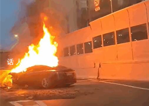 特斯拉撞上高架石墩起火 目擊者發聲