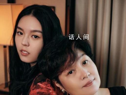 法圖麥穿李詠衣服拍“全家福”