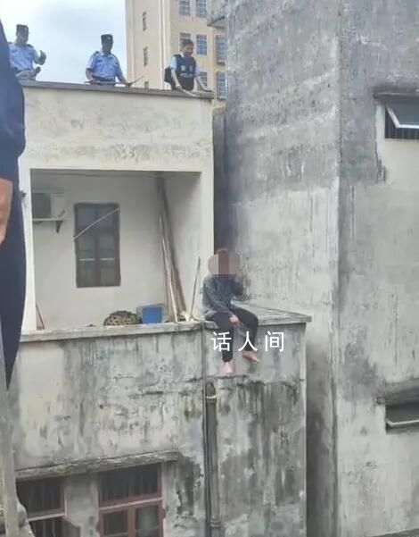 男子尾隨女子入室搶劫被鄰居圍堵 該男子已被民警制服帶進警車