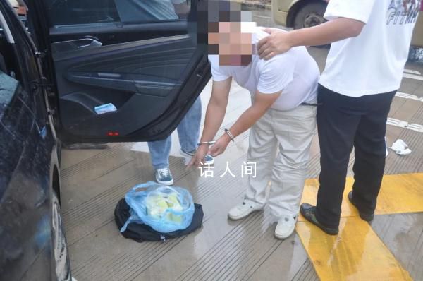 民警一拳捶爆車窗抓毒販 現(xiàn)場抓獲犯罪嫌疑人5人