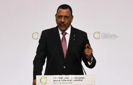 尼日爾軍方威脅殺掉總統(tǒng)巴祖姆 并宣布成立新政府