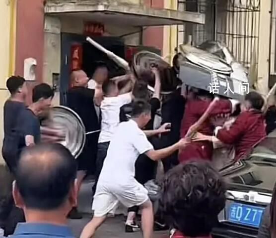 伴郎團用鍋蓋遮頭助新郎突圍 打得噼里啪啦響