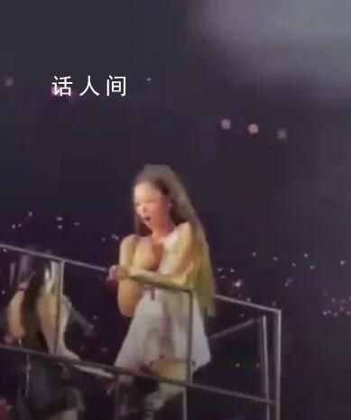 Jennie演唱會扶欄桿差點摔下去 引得粉絲擔憂