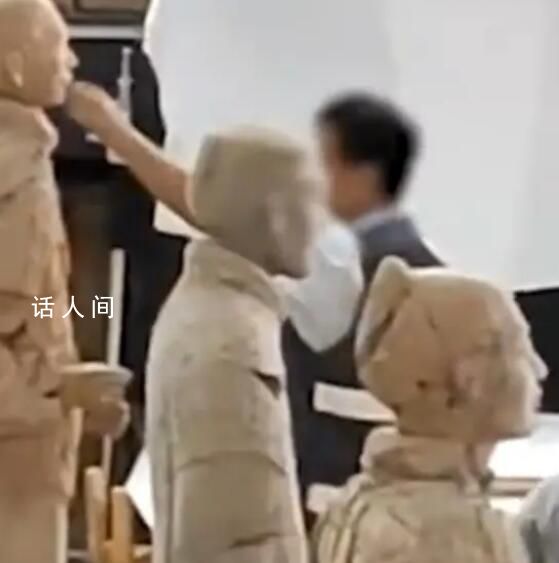 考古人員徒手摸兵馬俑 博物館回應