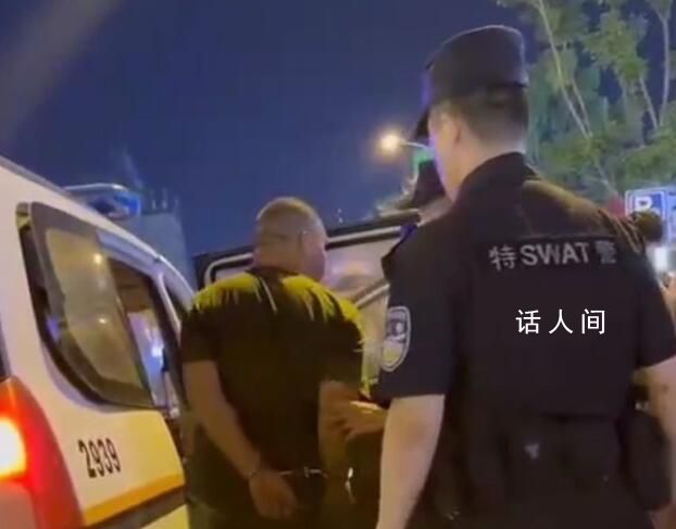 河南男子深夜當(dāng)街開車門搶小孩 涉事男子疑似精神病患者