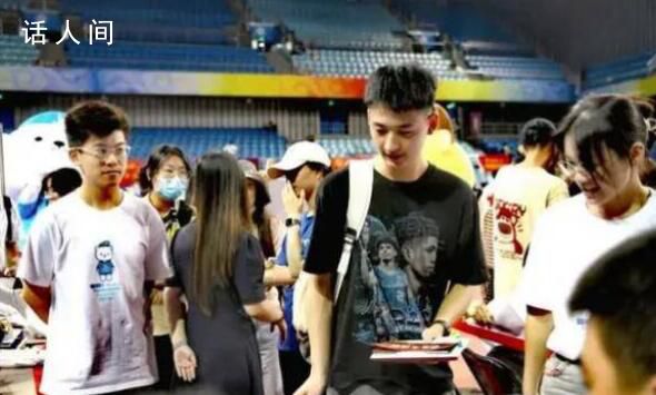 “敬禮娃娃”郎錚低調報到北大 踏入了燕園