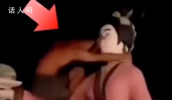 男子爬上雕塑撫摸親吻 派出所回應