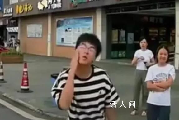 男子服務(wù)區(qū)按喇叭遭男孩挑釁 男孩扔紙巾和多次動作挑釁