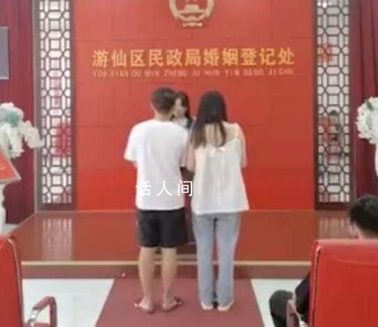 民政局直播新人領(lǐng)證僅12對(duì)登記 引發(fā)了圍觀網(wǎng)友的歡樂和討論