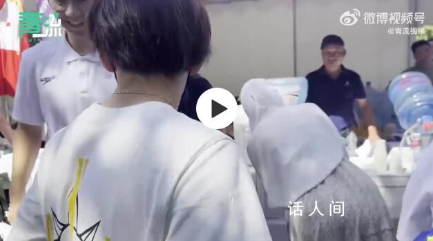 蘇翊鳴現身清華大學報到 完成了新生報到手續