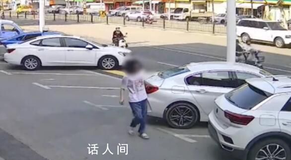 男子沿街專挑豪車連砸十幾輛 目前該男子已被警方帶走