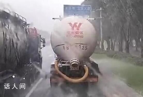 深圳灑水車在暴雨中灑水作業 引發了公眾的不滿和質疑