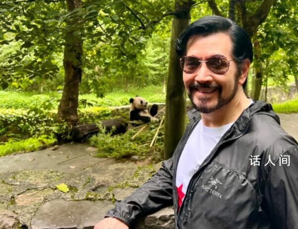 費(fèi)翔見(jiàn)到了自己領(lǐng)養(yǎng)的大熊貓 畫面太有愛(ài)了