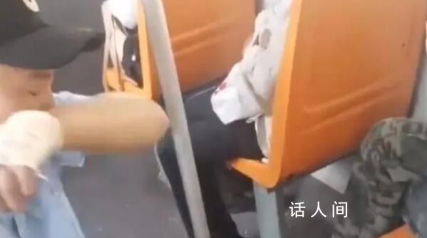 公交司機當眾下跪求老人撤銷投訴 客服：正在調查